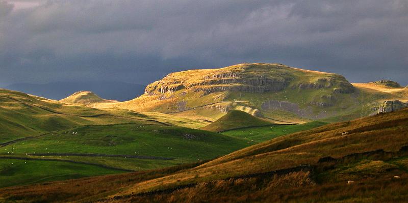 Attermire011.jpg - "Attamire Scar"  - by Gavin Dewar. From Black Gill Lane, above Settle.